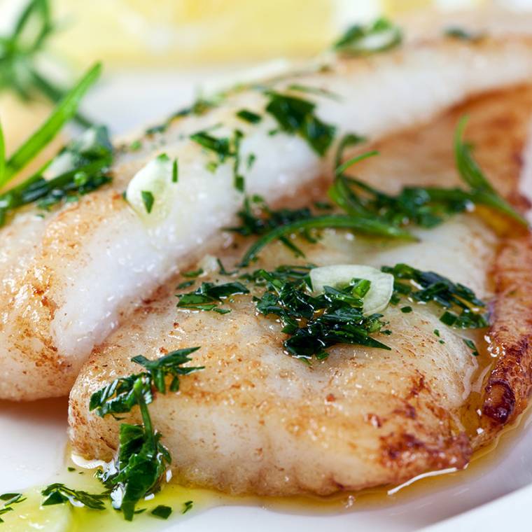 Filet de bar rôti au pesto, purée carotte et coriandre Rivoire & Carret