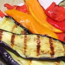 Des poivrons et des aubergines grillées, une texture moulinée pour une sauce ultra fondante. Des poivrons et des aubergines grillées, une texture moulinée pour une sauce ultra fondante.