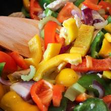 Des légumes rissolés dans les sucs de cuisson de la viande rôtie. Des légumes rissolés dans les sucs de cuisson de la viande rôtie.
