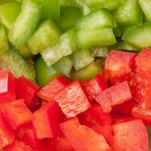 De beaux morceaux de poivrons rouges et verts découpés en cubes. De beaux morceaux de poivrons rouges et verts découpés en cubes.