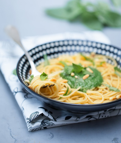 Spaghetti à la crème d’épinards, basilic et pignons de pin