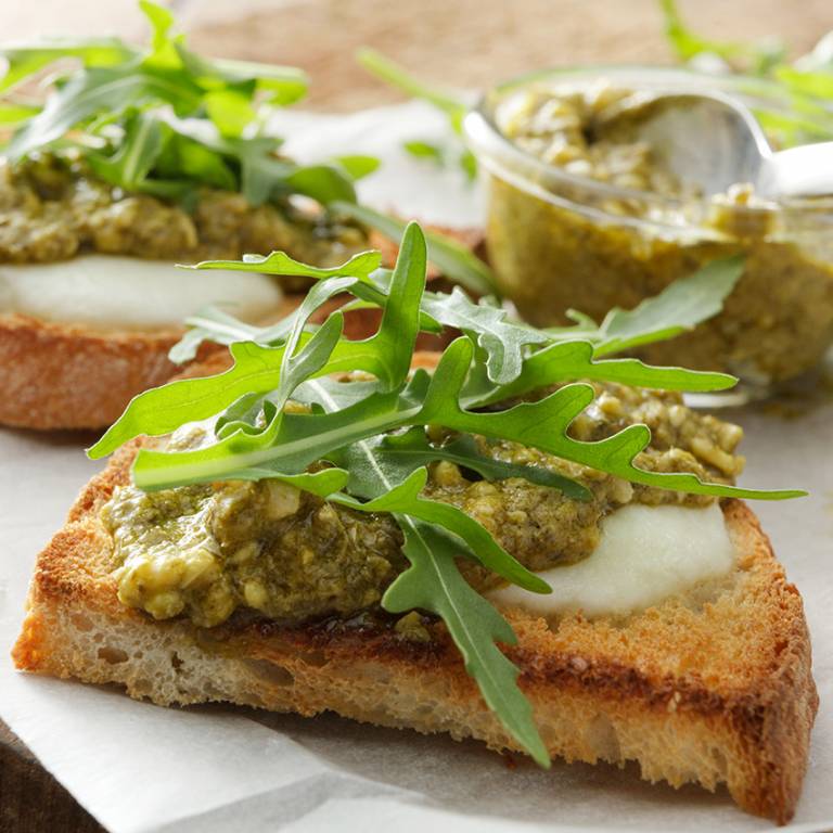 Toasts pesto, chèvre et roquette